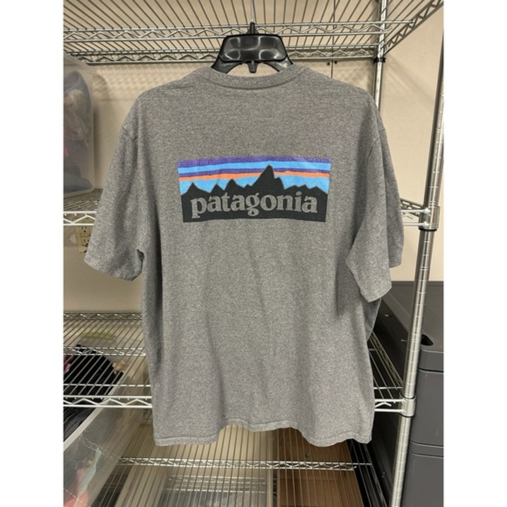 Patagonia Grey Logo‎ Tshirt Men's Large Regular Fit preowned